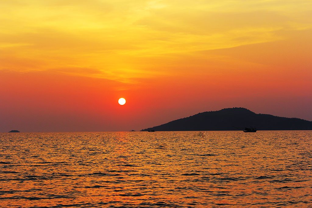 Sunset Snorkeling at Koh Taen (Coral Island) by Long Tail Boat – VI VA TOUR